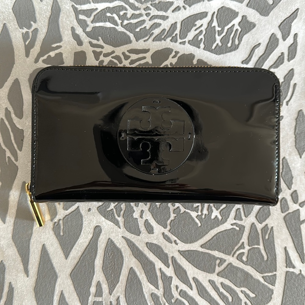Tory Burch black patent leather wallet
